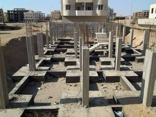 تنفيذ الهيكل الإنشائي لمبنى سكني